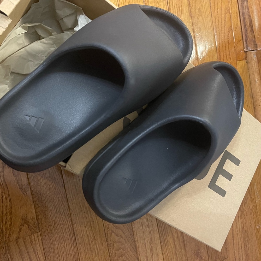 YEEZY SLIDES
